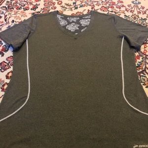 BROOKS wicking v-neck tee, XL, NWOT